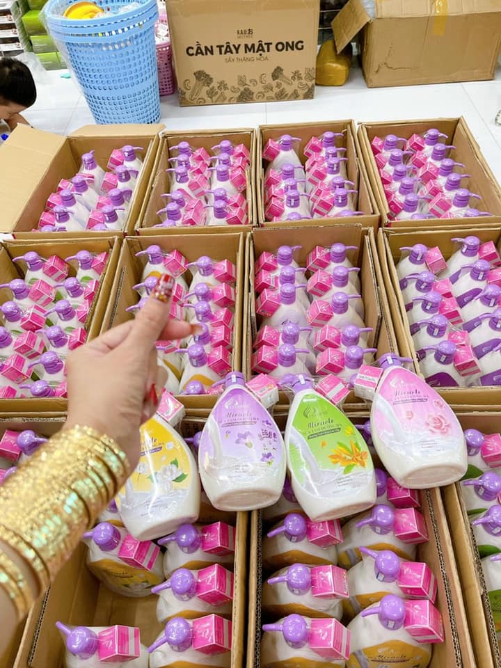Sữa Tắm Nước Hoa Charme Miracle 1000ml Hương Ngọc Lan Tây - 8936194690210