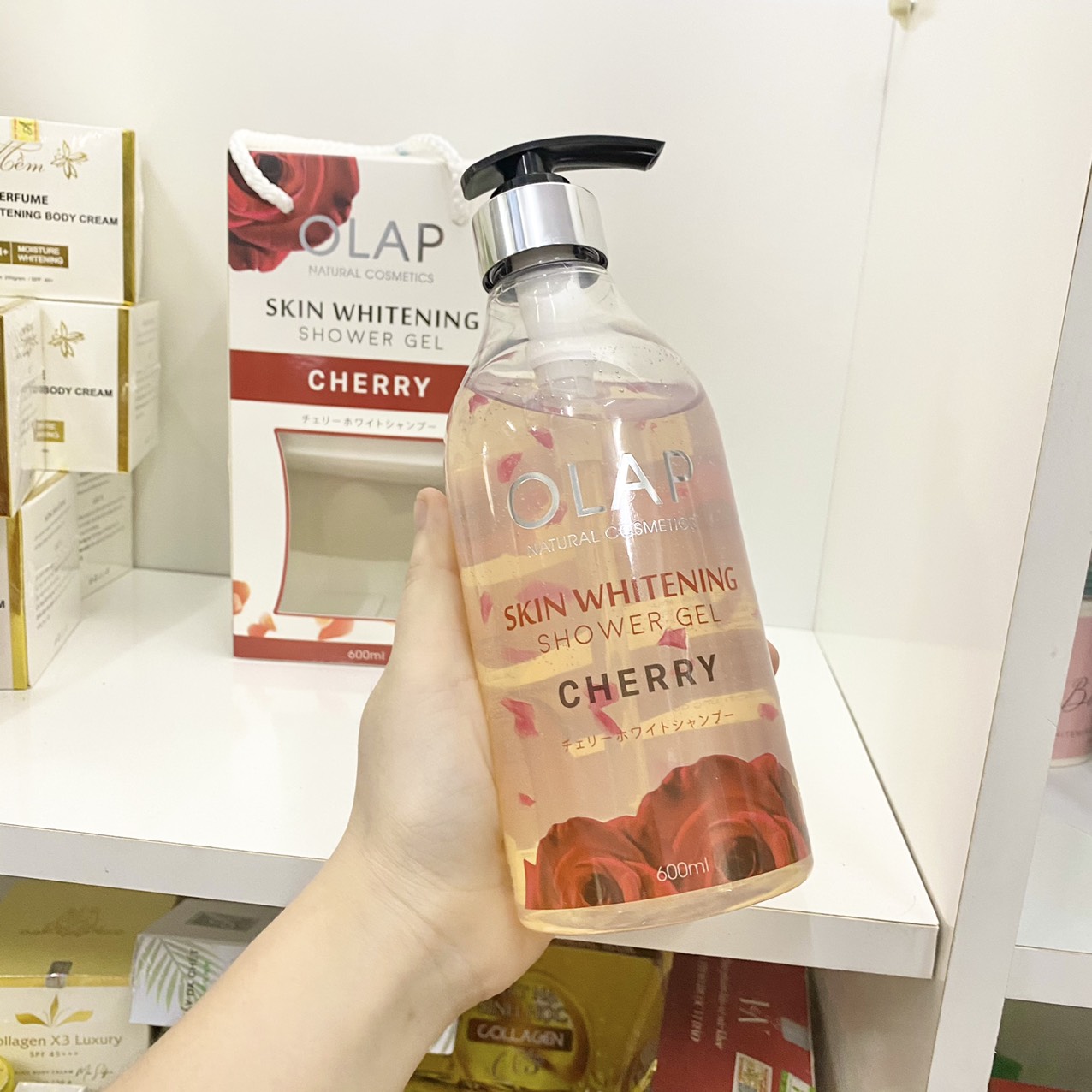 14804-z2940044804616-bb2595d682045567d7c223754c882c4f-13.jpg Sữa Tắm Trắng Da Olap Cherry Màu Đỏ 600ml - 8938519955912