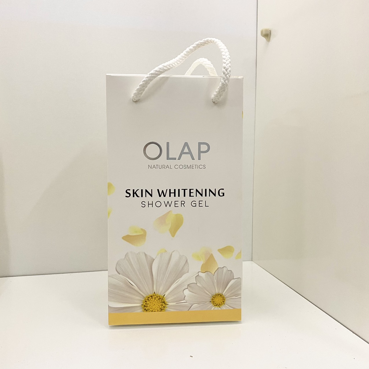 Sữa Tắm Trắng Da Olap Western Orchid Màu Vàng Cánh Hồng 600ml