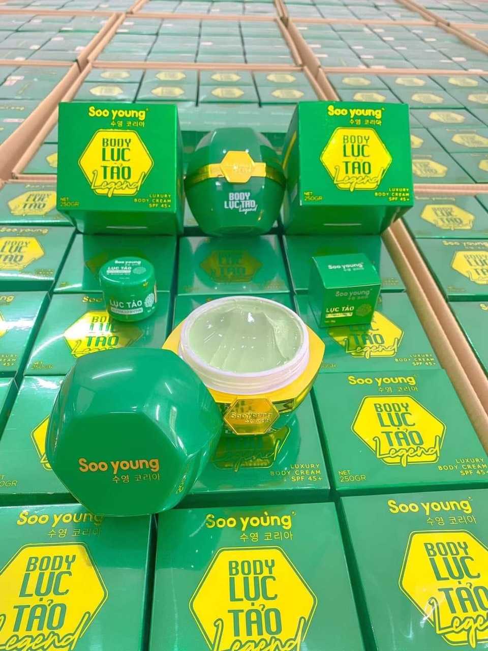 17129-0724167223-z3551270353477-2e855ccf6b4bd94bafe2665ba5114c6c-10.jpg Kem Body Lục Tảo Soo Young Legend Huyền Thoại 150g - 8938532152879