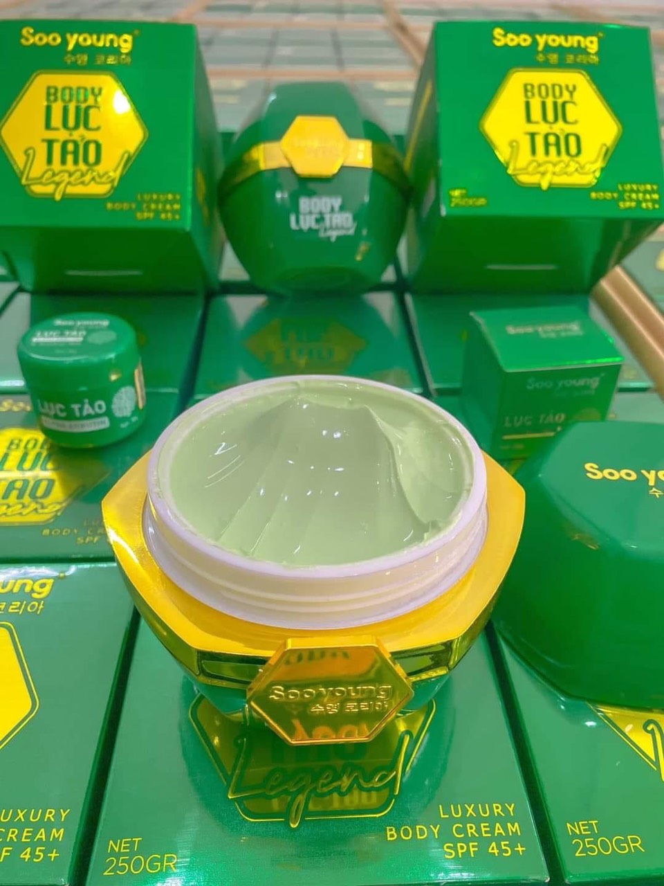 17129-0724179568-z3551270363500-279acad04aceadc66b4a11959baad601-10.jpg Kem Body Lục Tảo Soo Young Legend Huyền Thoại 150g - 8938532152879
