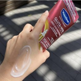 Sữa Dưỡng Thể Vaseline 70x Màu Đỏ Gluta Hya Serum Burst Lotion Pro Age Restore Thái Lan - 8851932448567