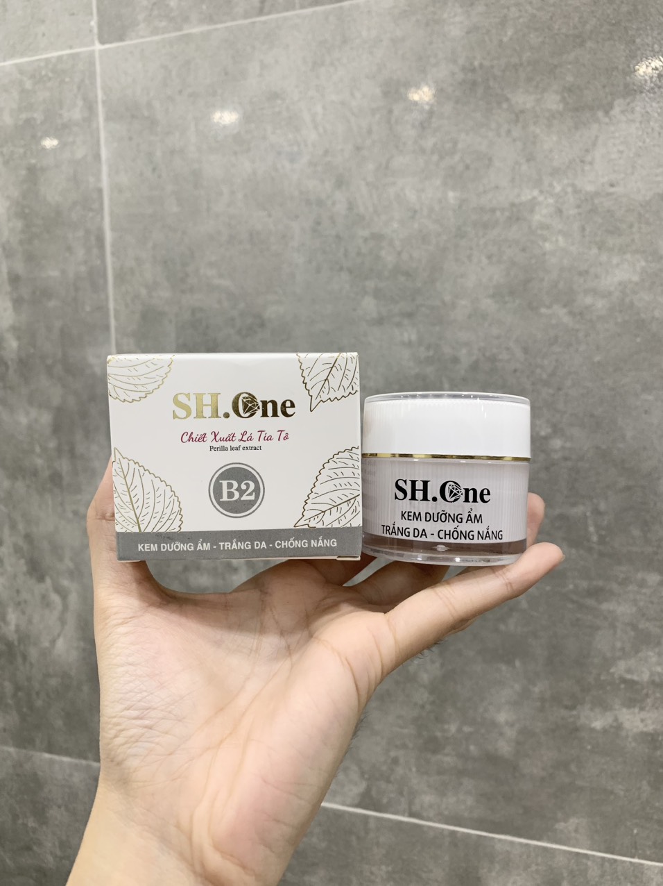 19885-z4432078556278-595461198118774716cdcdf43e0f7844-2.jpg Kem Face Dưỡng Ẩm Trắng Da B2 SH One Trắng Chiết Xuất Lá Tía Tô - FACETRANGB2