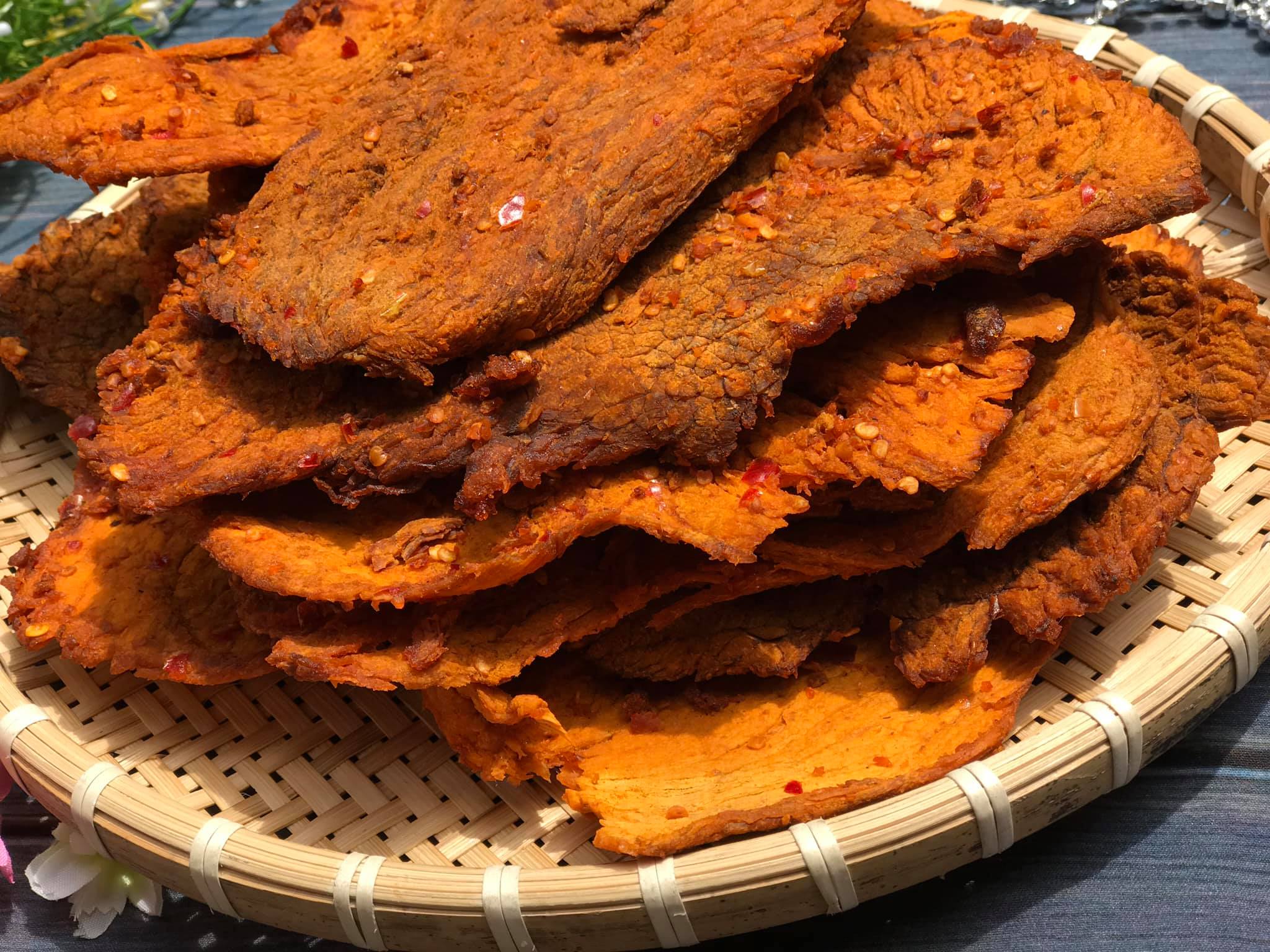 22742_67534220-2945831375643068-7191821509067800576-o-d1e6daa860dc4d46afa27c9bdcea724b_20241113154310.jpg Hộp Quà Tết Khô Bò Miếng Loại Đặc Biệt 500g - Hộp Ngôi Sao Lớn - 8936208933623