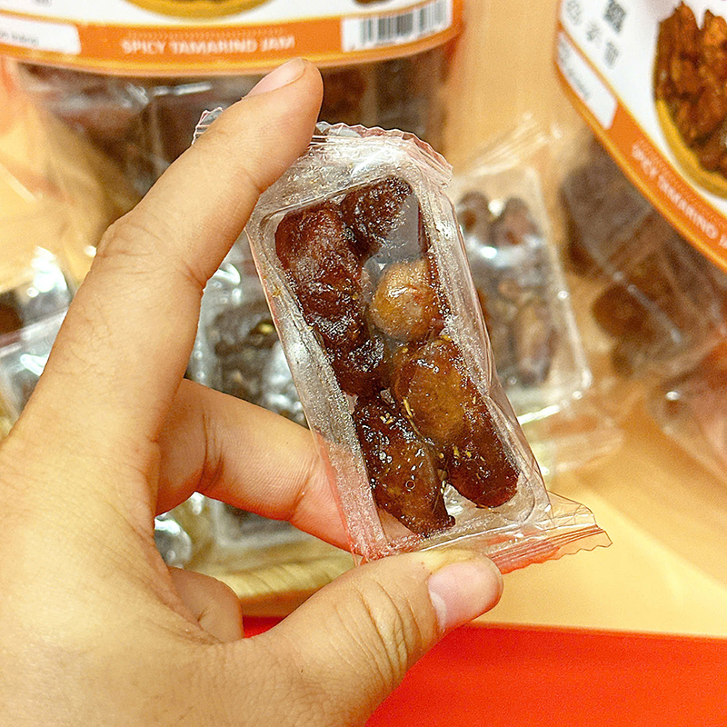 23379_z6125807954060-6ac5b2ec1ba171f518c9f7dc3a7f1329_20241214155950-1.jpg Mứt Me Thái Cay Túi Zip 300g - MMCCTZ