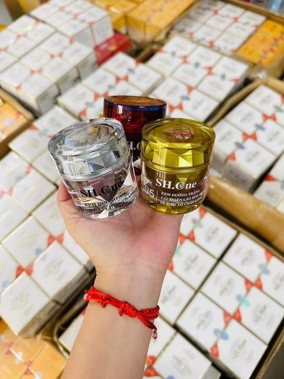 24160_436237160-1157085581973287-6974083206471258583-n_20240428174712-1.jpg Kem Face SH One B8 Màu Trắng Dưỡng Ẩm Trắng Da - FACETRANGB8