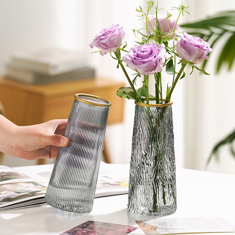 25102_o1cn01mqzzko1jouipfe9xy-2218163154539-0-cib_20240918151123-3.jpg Lọ Hoa Thủy Tinh Trụ Sọc Viền Vàng Lucas 21x7x10cm - LHTT01