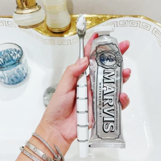 25638_f68b638f-f19e-4cae-9241-aee40e7bd639-1445x_20241107112507-1.png Kem Đánh Răng Marvis Whitening Mint Màu Bạc 85ml - 8004395111718