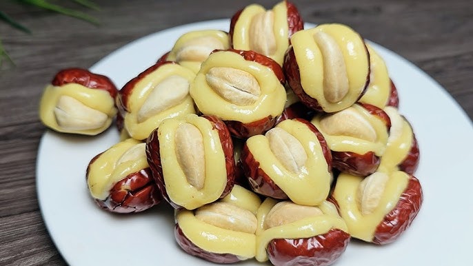 Giá sỉ kẹo Táo Đỏ Kẹp Sữa Lạc Đà Nhân Hạt Điều Paofu 300g