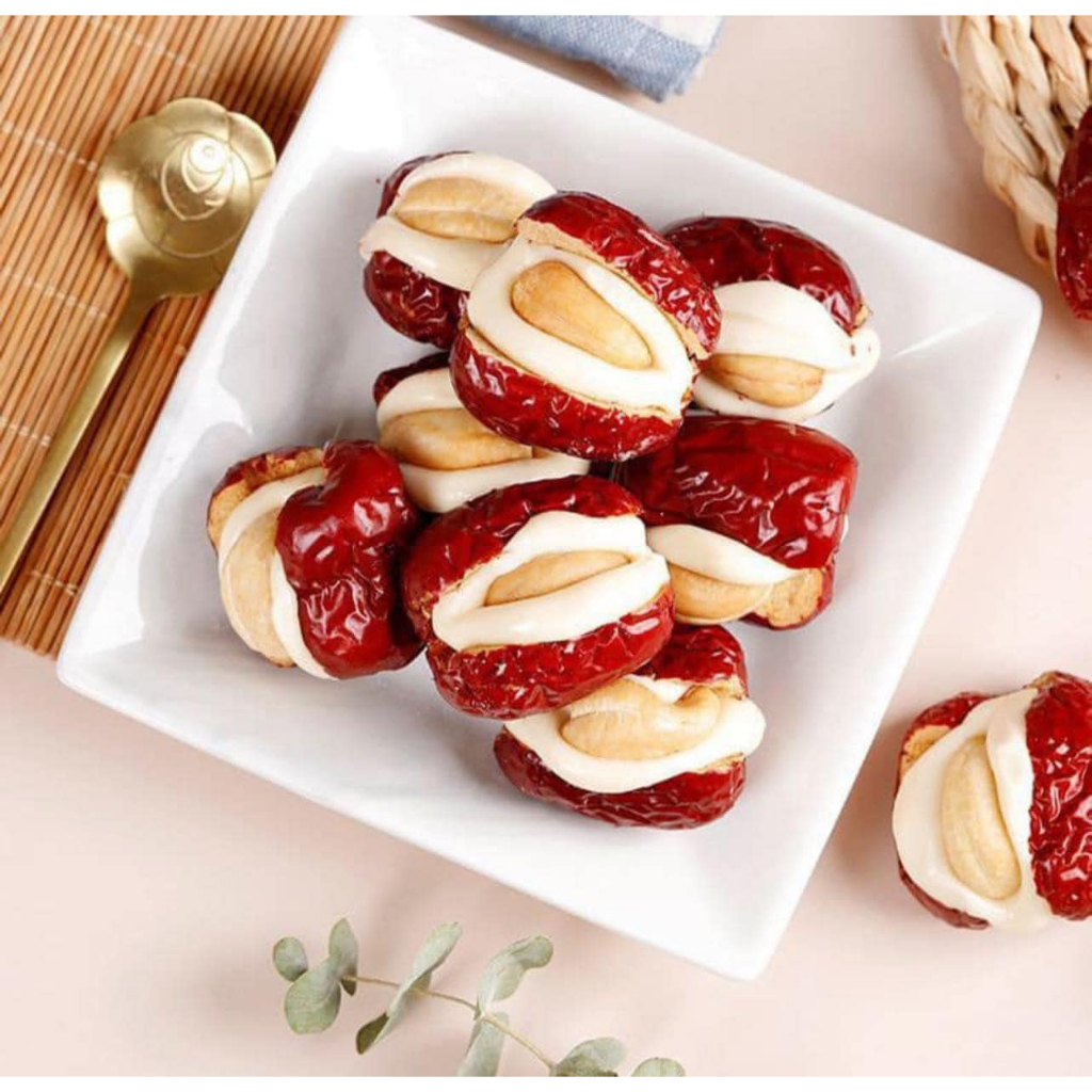 25693_vn-11134207-7ras8-m1ee3yt48hnc65-1_20241108180630-4.jpg Kẹo Táo Đỏ Kẹp Sữa Lạc Đà Nhân Hạt Điều Paofu 300g - 6971153692821