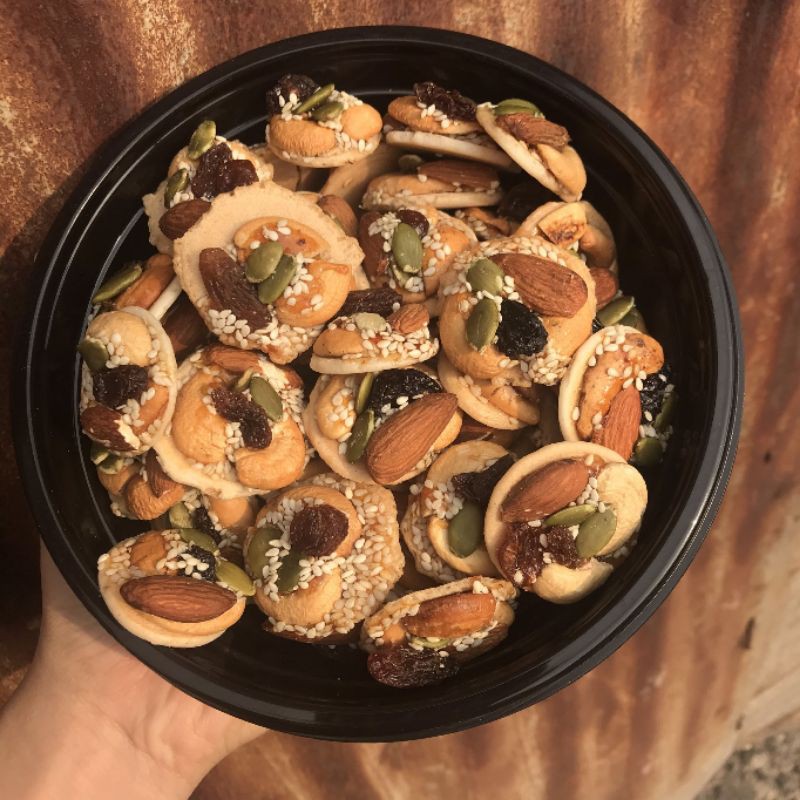 25708_044a36cd18372340cf5fedf86ca8a8d1_20241111153045-14.jpg Hộp Bánh Đồng Tiền Việt Quất Hộp Ovan 350G Hộp Quà Tết 2026 - BDTVQHO350