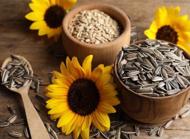 25766_sunflower-seeds-4057-1_20241114170205-3.jpg Set Hộp Mix Hạt 3 Vị (Hạt Dưa, Hạt Hướng Dương, Hạt Bí Trắng) Sun Khía 3 Ngăn 300G Hộp Tết - HTVHSK300