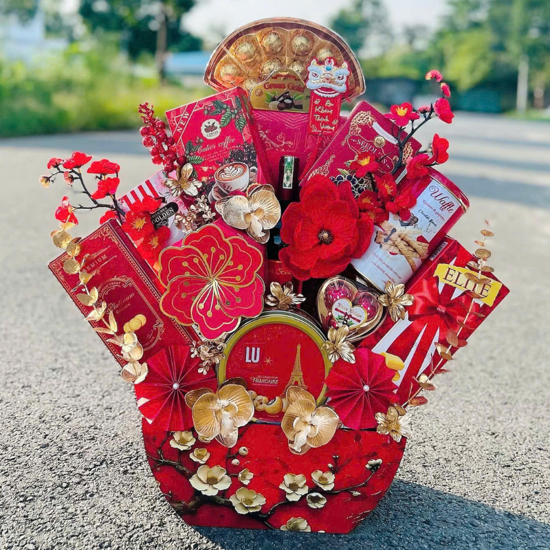 27462_44_20251127153751.png Giỏ Quà Tết Set 13 Món Cao Cấp Vàng Đỏ Xanh Dương - Quà Tặng Tết Sang Trọng - Quà Trang Trí Tết - QTTT09