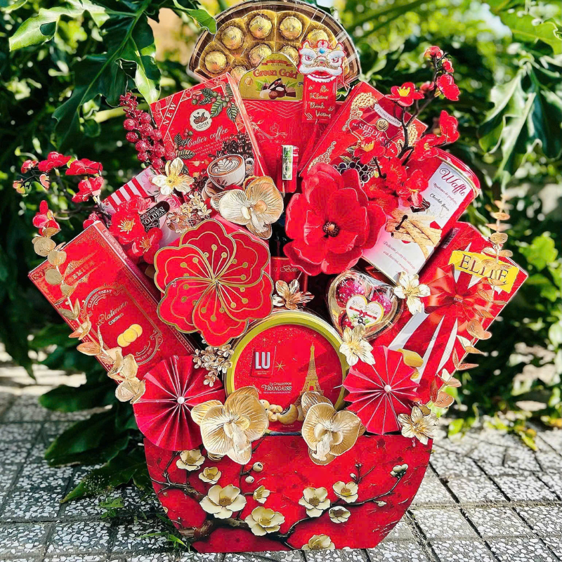 27462_45_20251127153752.png Giỏ Quà Tết Set 13 Món Cao Cấp Vàng Đỏ Xanh Dương - Quà Tặng Tết Sang Trọng - Quà Trang Trí Tết - QTTT09