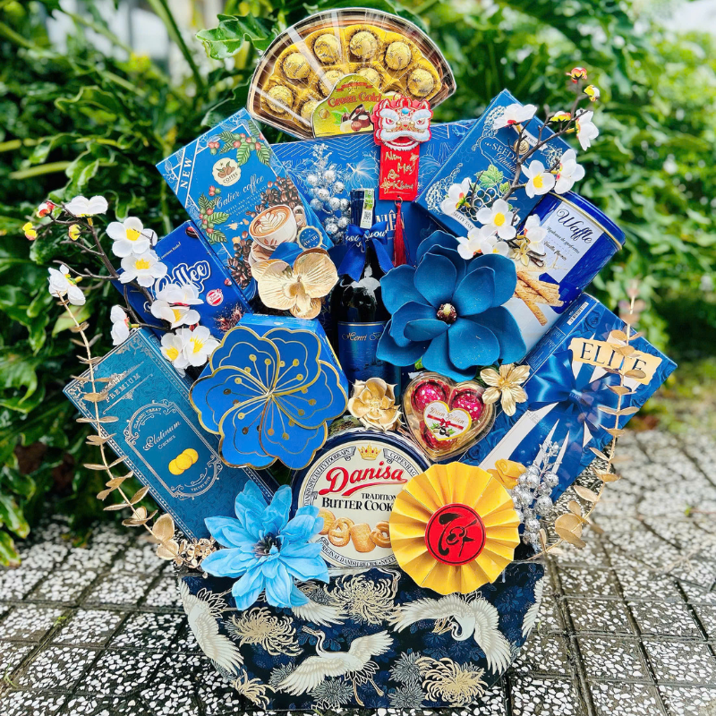 27462_47_20251127153753.png Giỏ Quà Tết Set 13 Món Cao Cấp Vàng Đỏ Xanh Dương - Quà Tặng Tết Sang Trọng - Quà Trang Trí Tết - QTTT09