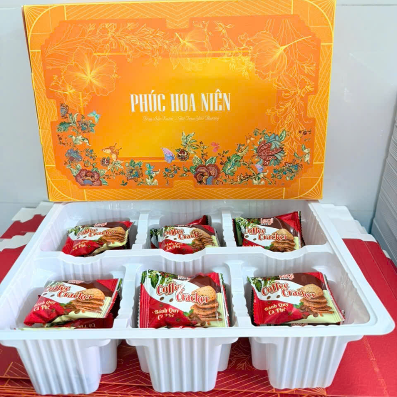 27587_72_20251210105600-1.png Bánh Hộp Vị Phô Mai, Cà Phê Phúc Hoa Niên - Hộp Bánh Sang Trọng Trang Trí Tết - HBPHN01