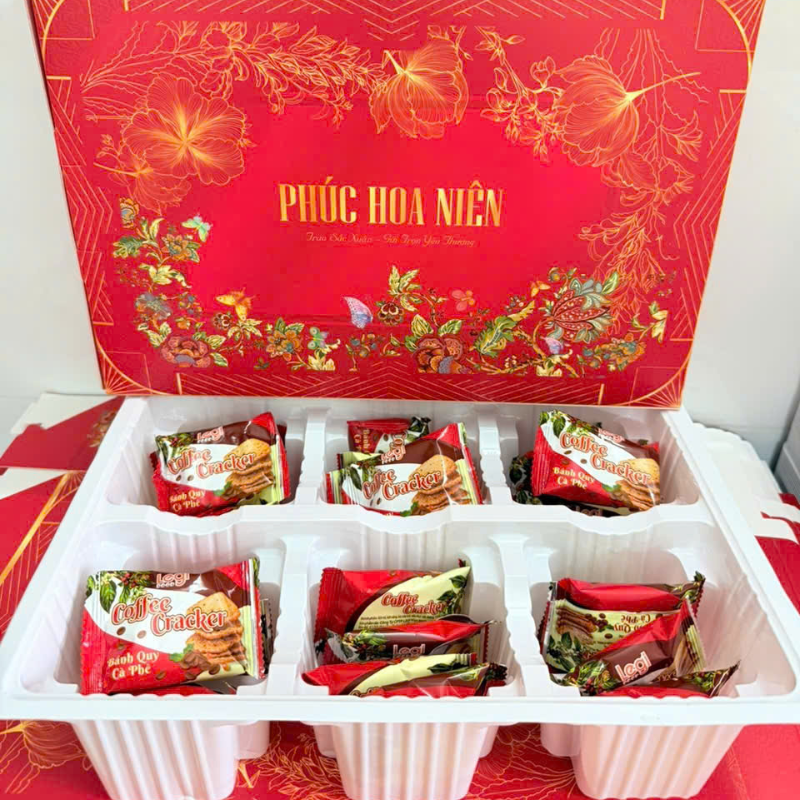 27587_74_20251210105601-1.png Bánh Hộp Vị Phô Mai, Cà Phê Phúc Hoa Niên - Hộp Bánh Sang Trọng Trang Trí Tết - HBPHN01