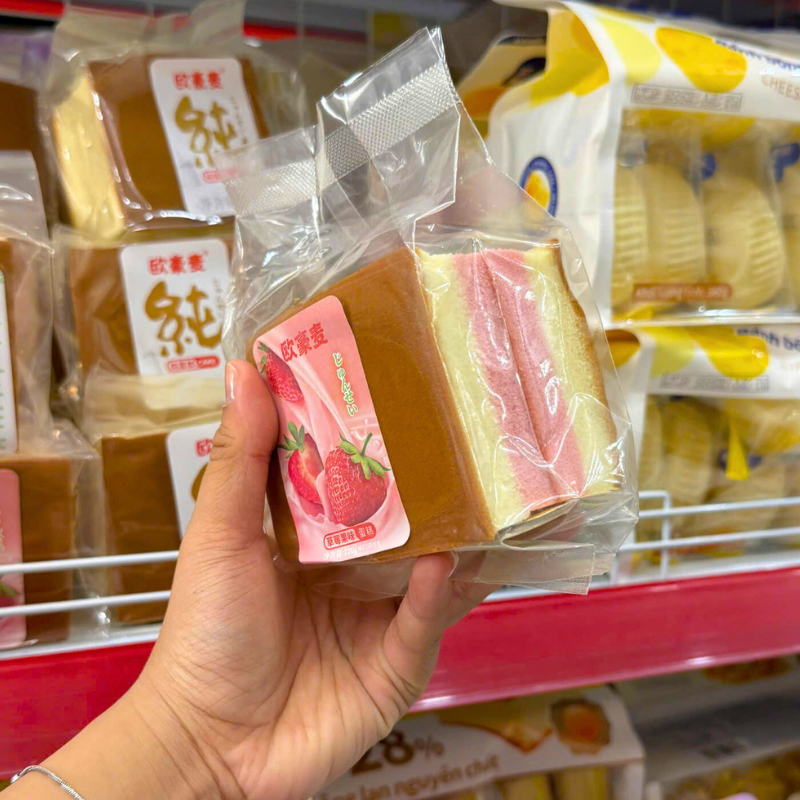 Bánh Bông Lan Gong Dâu 120g - 1 Cái