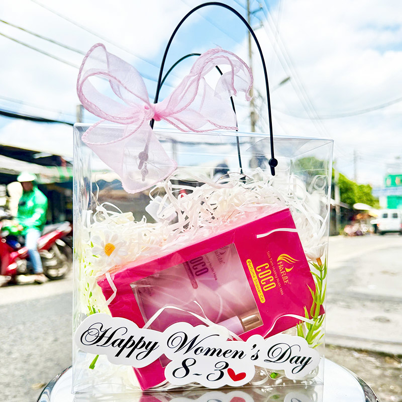 Túi Quà Tặng 8-3 Sữa Tắm Nước Hoa Charme Coco Hồng + Nước Hoa Charme Coco (Có Đèn Chớp)