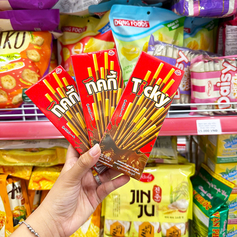 Sỉ bánh Que Đũa Phủ Socola Ticky Uni Firms - Màu Đỏ
