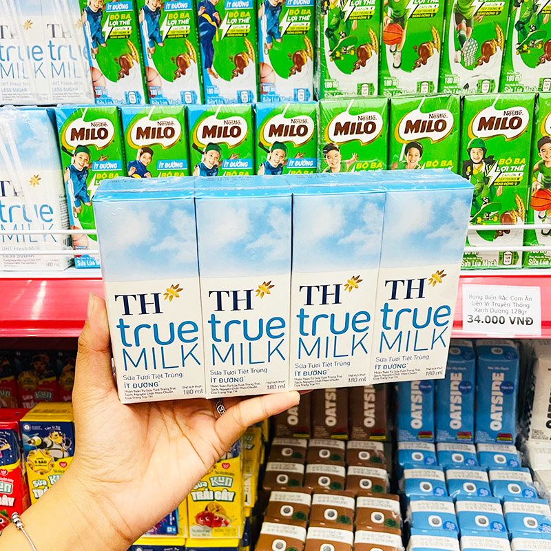 Sữa Tươi Tiệt Trùng Ít Đường TH True Milk Lốc 4 Hộp Lớn (180ml/Hộp)