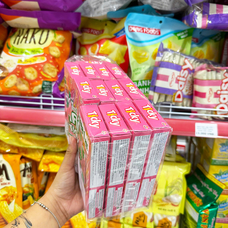 Bánh Que Đũa Phủ Dâu Ticky Uni Firms Lốc 13 Hộp - Màu Hồng